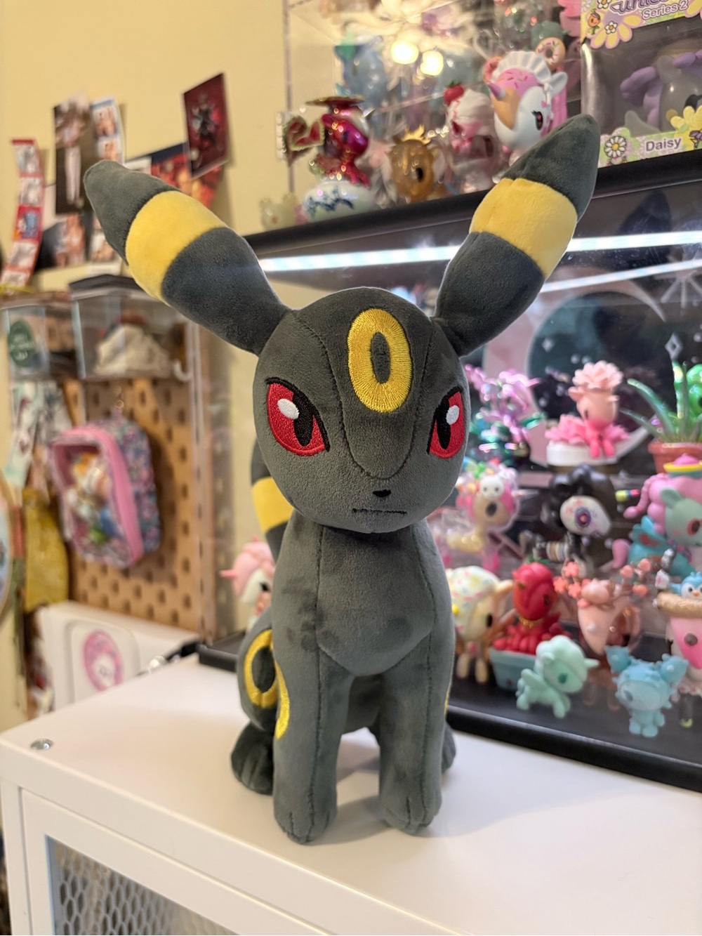 Pokรฉmon Umbreon sitting plush - EUC